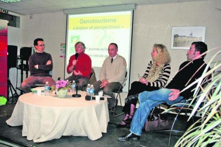 Yves Boiteau, journaliste, Luc Arenou, de la Fédération viticole Anjou-Saumur, Jean-Yves Auradon, créateur d’un site œnotouristique en Loire-Atlantique, Anne-Sophie Lerouge, d’Interloire, Sébastien Rahard, viticulteur.