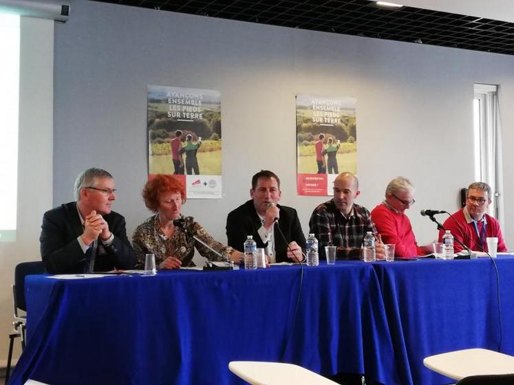 De gauche à droite : Jean-Marc Lézé, Président de la FRSEA Pays-de-la-Loire, Claudine Oger, horticultrice-pépiniériste, Jérôme Volle, président de la Commission emploi FNSEA et David Maugin, viticulteur.