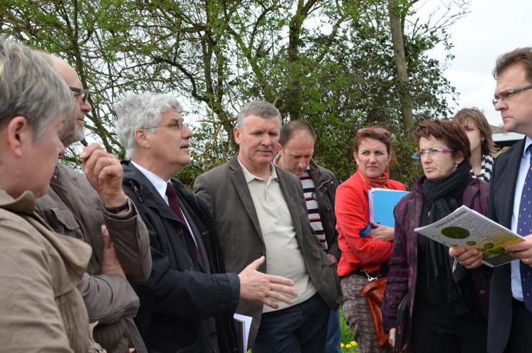 Le 16 avril, Philippe Martin avait passé une journée dans les Mauges.Ici, avec les représentants agricoles, à La Tourlandry.