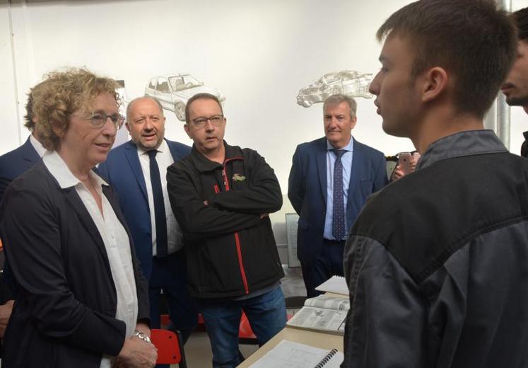 La ministre du Travail Muriel Pénicaud discute avec les  apprentis mécaniciens lors de sa visite à la MFR La Rousselière, à Montreuil-Bellay, jeudi 5 septembre.