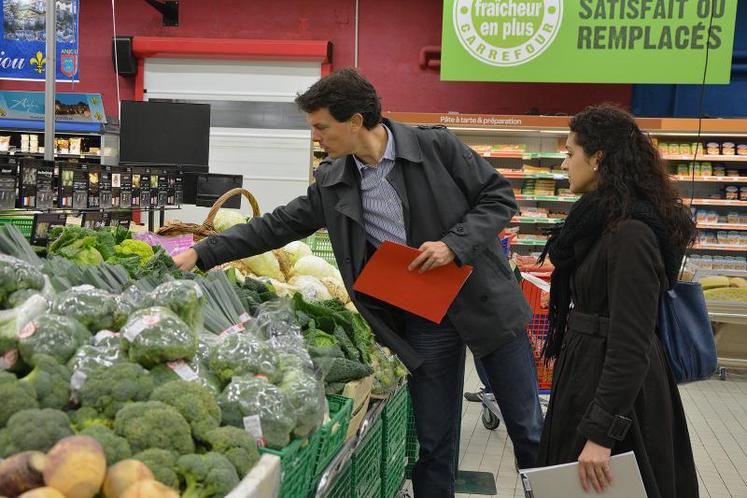 Jean-Baptiste Hongre, directeur adjoint du département formation et animation du CTIFL et Jihane Lassoued, représentante de la CCI, tous deux membres du jury en pleine inspection d’un rayon de légumes dans une grande surface.