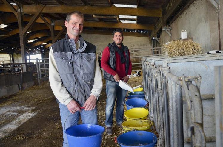 Romuald Boisellier travaille tous les mercredis pour Pierre-Yves Jamin, éleveur à Villedieu-la-Blouère.