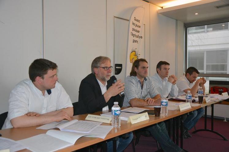 Thomas Blot, responsable du dossier foncier à JA Pays-de-la-Loire ; François Beaupère, président de la Chambre d’agriculture 49, référent foncier au niveau de l’APCA ; Benoît Faucon, vice-président de JA Pays-de-la-Loire ; Sébastien Richard, agriculteur en Alsace, responsable du dossier foncier chez JA ; Matthieu Lenoir, président sortant de JA Pays-de-la-Loire.