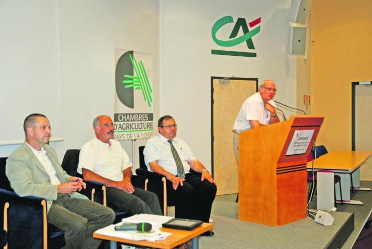 Claude Cochonneau (72), président de la Chambre régionale, Jean-Louis Lardeux (49), président de la commission Territoires de la CRA, Christian Aimé (85), président du comité de pilotage Environnement de la CRA, et à la tribune Guy Riba, directeur de recherche à l’Inra.