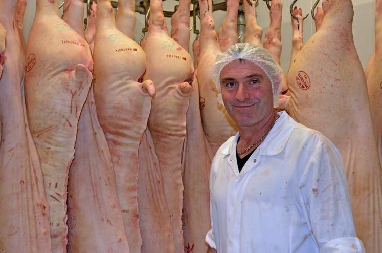 André Chéné, dans la chambre froide. L’abatteur travaille avec des agriculteurs qui transforment et vendent leur production porcine à la ferme.