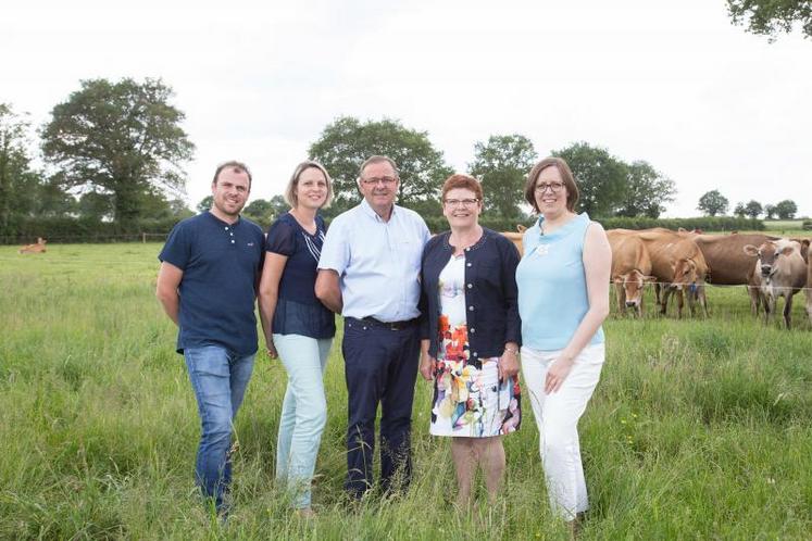 Pierre-Yves, Marie, Bernard, Geneviève et Hélène Gaborit, au milieu de leurs vaches.