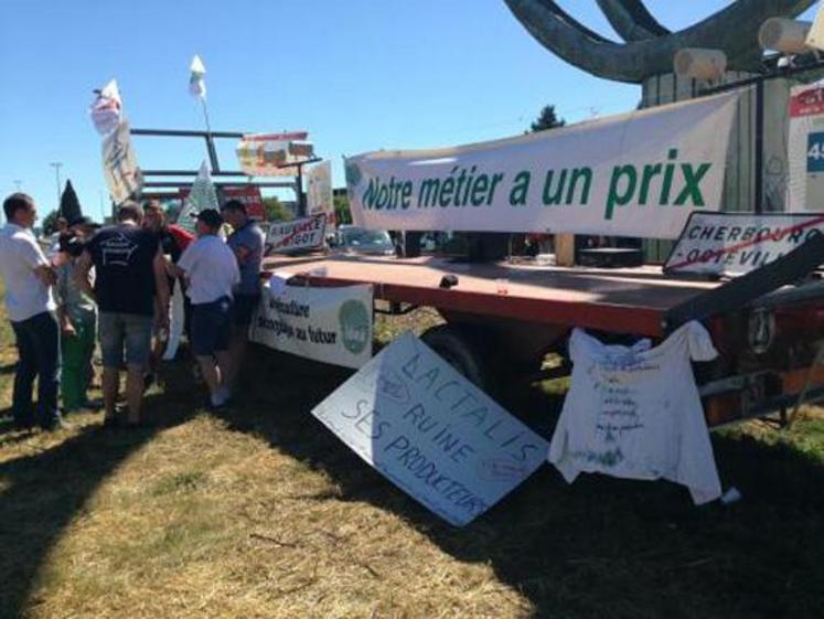 Jeudi, la journée a aussi été animée par des visites dans les GMS du département ou les produits Lactalis ont été retirés des rayons. La journée s'est prolongée avec 300 tracteurs venus de l’ensemble du département de la Mayenne et des départements limitrophes. L’objectif est clair : maintenir la pression, montrer la détermination des producteurs de lait à défendre leur revenu.