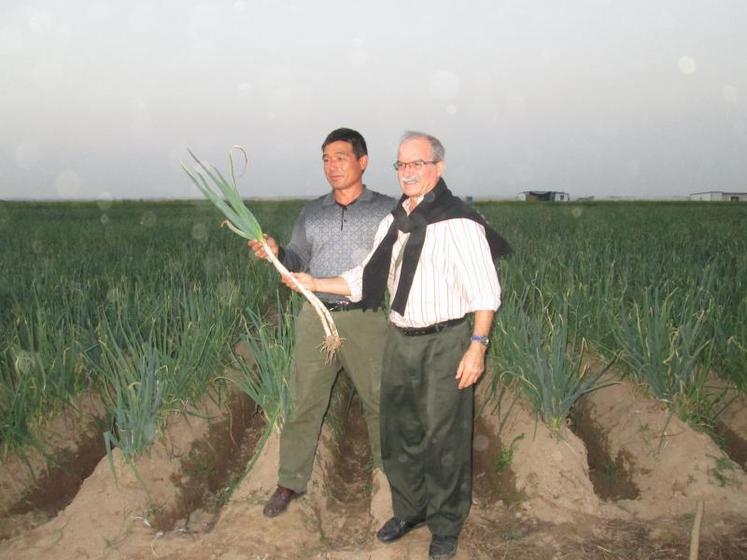 Jacky Bréchet lors de l’une de ses missions dans le Henan, en Chine, ici en compagnie d’un producteur de ciboule orientale installé sur les rives du Fleuve Jaune.