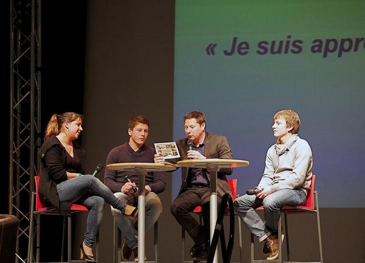 Des jeunes ont témoigné lors d’une Journée régionale de l’apprentissage en MFR, en Maine-et-Loire : Mélanie Gémard et Romain Augu, apprentis et Denis Goisneau, ancien apprenti (au micro, Alain Rousseau, animateur du débat).