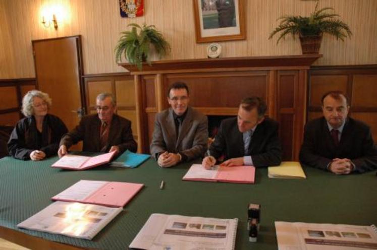 Bernard Mosset (Syndicat mixte du bassin du Layon), Jean-Pierre le Scornet (Conseil régional) et Dominique Perdrieau (Commission locale de l’eau) ont signé le Contrat régional des Bassins versants (CRBV) du Layon et de l’Aubance.