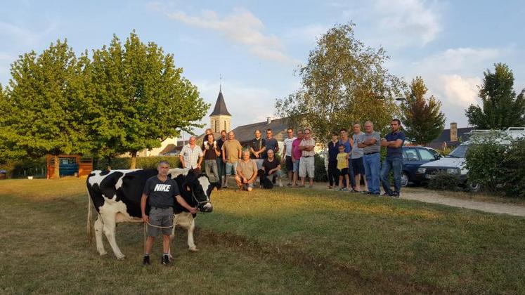 L'équipe de terrain du Comité de Comice de Baugé-en-Anjou posant devant l'église de Saint-Martin-d'Arcé le 24 juillet dernier.