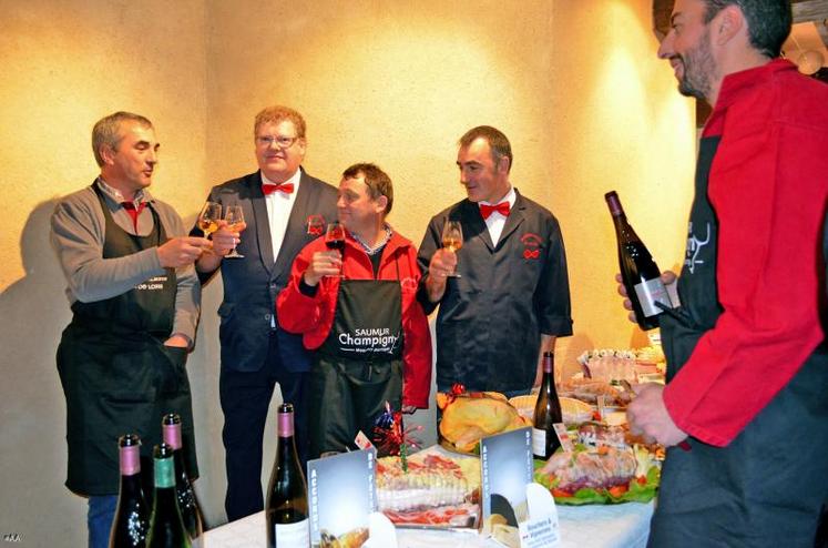 Ils trinquent à leur partenariat : Daniel Macault, président de l’AOC coteau de l’Aubance, Michel Garnier, président des Maîtres bouchers, Patrice Rétif, président de l’AOC saumur champigny, et Sébastien Rambaud, vice-président des Maîtres Bouchers.