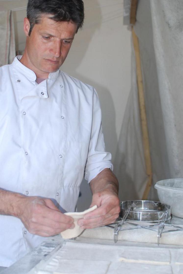 Emmanuel Chollet, dans son labo d'ABC Fouée à Chemillé, en train de confectionner ses pâtons de fouées au laminoir.