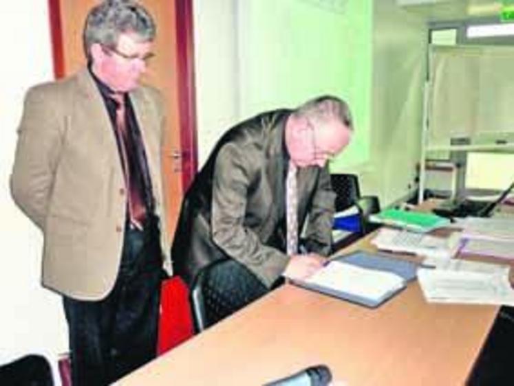 Lors de la signature de la convention : Jean-François Cesbron, président de la Chambre d’agriculture et Thierry Bouillaux,  président de la Fédération départementale des maisons familiales.