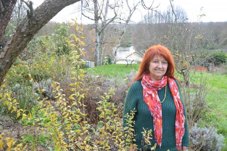 Michèle Cros, fondatrice de Douceurs angevines, dans le jardin qui surplombe le Loir. Des plantes y sont produites, qui entrent dans la composition de cosmétiques naturels.