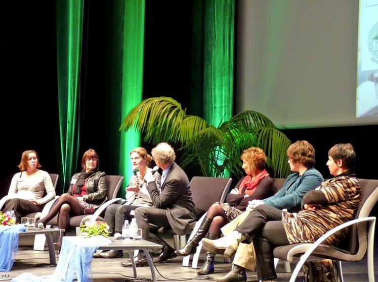 Moment fort du colloque, le témoignage de trois femmes de marin et trois agricultrices qui ont fait partager leur choix de vie, leurs motivations et leurs souhaits.