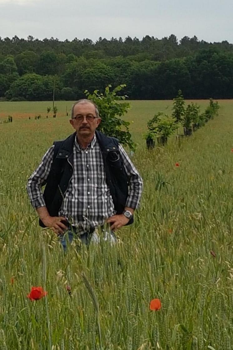 Jean-Pierre Beaudoin dans son exploitation, conduite en agriculture de conservation. Il est adjoint à la mairie de Jarzé-Villages, avec Elisabeth Marquet en tant que maire.