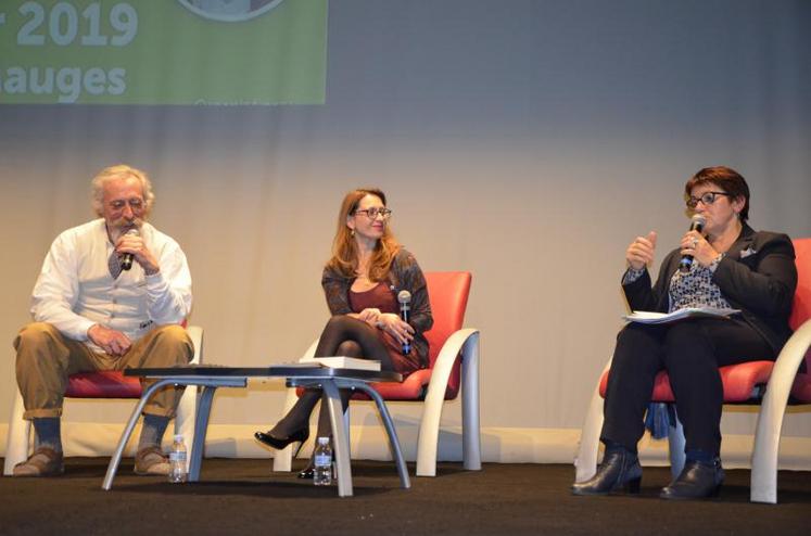 Arnaud Daguin, chef cuisinier, Emmanuelle Ducros, journaliste au quotidien économique “L’Opinion” et modératrice du débat, et Christiane Lambert, présidente de la FNSEA, lors de la conférence organisée lundi à Beaupréau par le Centre d’échanges et de réflexion sur l’avenir (Céra).