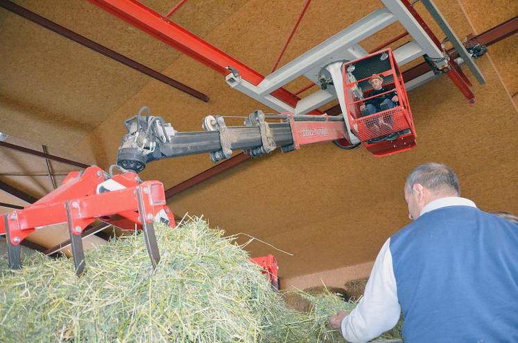 L’agriculteur s’installe directement dans la griffe à fourrage pour récupérer le foin dont il a besoin pour l’alimentation de son troupeau.