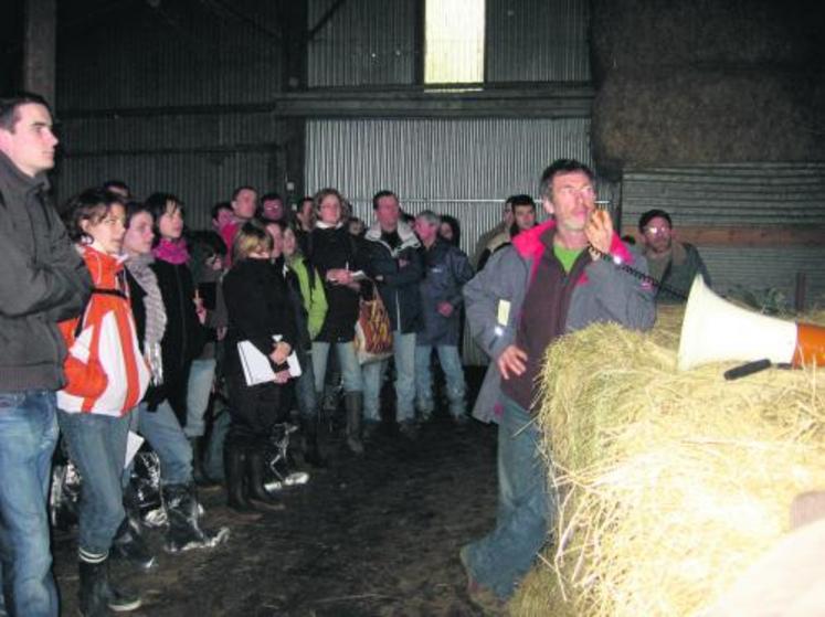 Pendant toute la semaine, du 5 au 8 février, des exploitations ont ouvert leurs portes à l’occasion de Fermes ouvertes consacrées au Développement durable organisée par la Chambre d’agriculture de Maine-et-Loire. Les Mauges et le Baugeois-Vallée ont débuté la semaine, comme ici au Gaec du vert sillon à Chemillé. Un article sera consacré à cette initiative la semaine prochaine dans l’Anjou agricole.