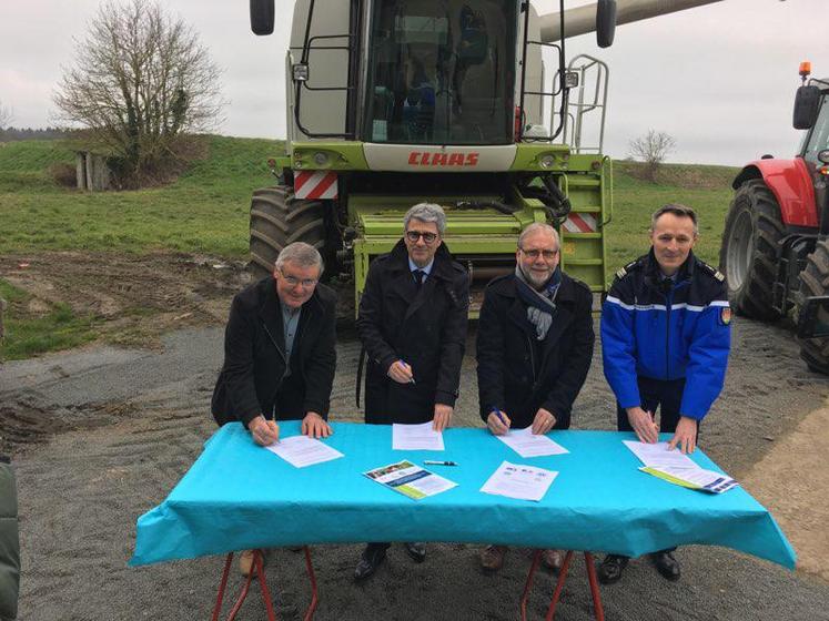 Jean-Marc Lézé, président de la FDSEA ; Bernard Gonzalez, préfet de Maine-et-Loire ; François Beaupère, président de la Chambre d’agriculture ; Eric Delain, commandant du groupement départemental de gendarmerie, lors de la signature de la convention ViGie.