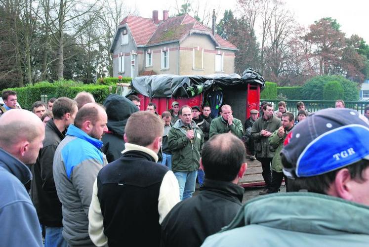 À Cornillé-les-Caves, vendredi 21 novembre. Devant l’usine Tessier, point d’orgue de la 
mobilisation, le président de la FDL, Alain Cholet, a pris la parole devant plus de 80 producteurs.