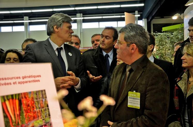 Le ministre Stéphane Le Foll avec Christophe Thibault, président de la coopérative Fleuron-d’Anjou.