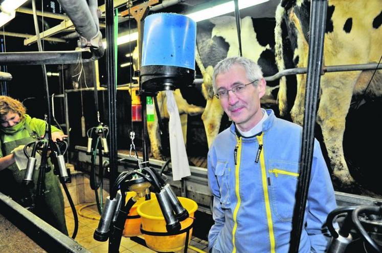 Emmanuel Delmas dans la salle de traite.