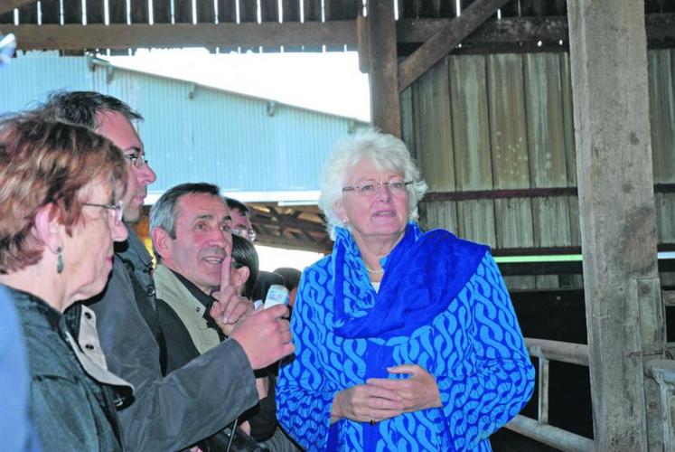 Sous le hangar du Gaec Cottineau, la commissaire a répondu aux questions des agriculteurs, réaffirmant une vision libérale de l’après 2013, pas toujours partagée par ses interlocuteurs.