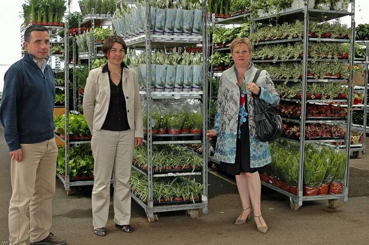 Thibaut Lamothe, directeur adjoint Gaignard Fleurs, aux Ponts de Cé ;  Nathalie Le Gal, coordinatrice qualité, santé, environnement ; Anne Gautier, présidente de la Commission emploi de la FDSEA. Un guide du roll a été rédigé par les salariés du CHSCT de l’entreprise.