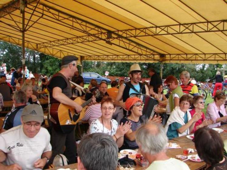 Avec des musiciens, la pause déjeuner sur l’île de Gennes est plutôt décontractée et conviviale. Un instant de bonheur qui est d’autant plus apprécié que les mets dans les assiettes sont de qualité.