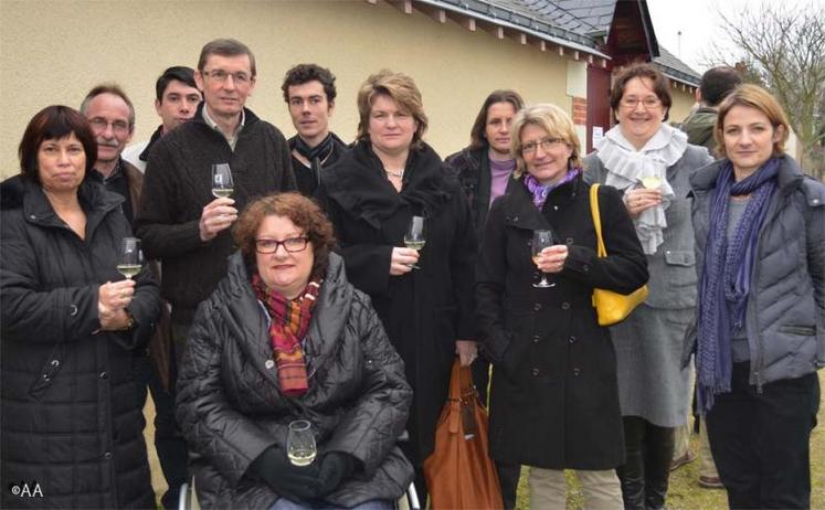 Une partie des viticulteurs et viticultrices participant à l’opération, en compagnie de Sophie Saramito, conseillère régionale déléguée au tourisme.