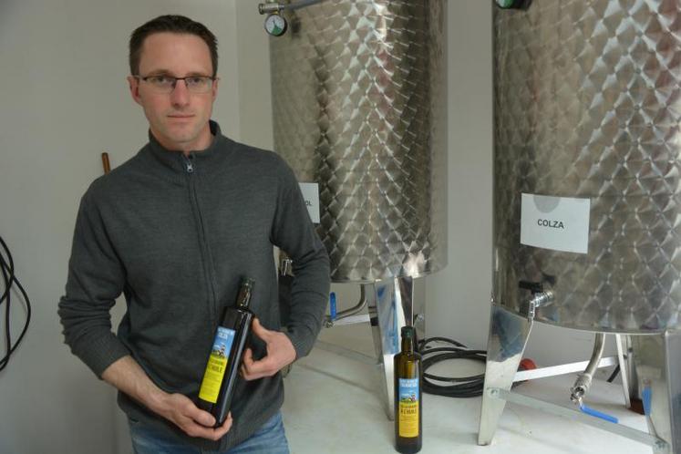 Benoît Bourgerie avec ses bouteilles d'huile de type “Darika”, plus fines et plus hautes que les standards du marché.