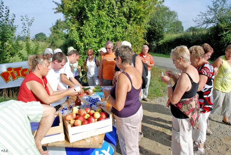 Les randonneurs ont dégusté des produits fermiers.