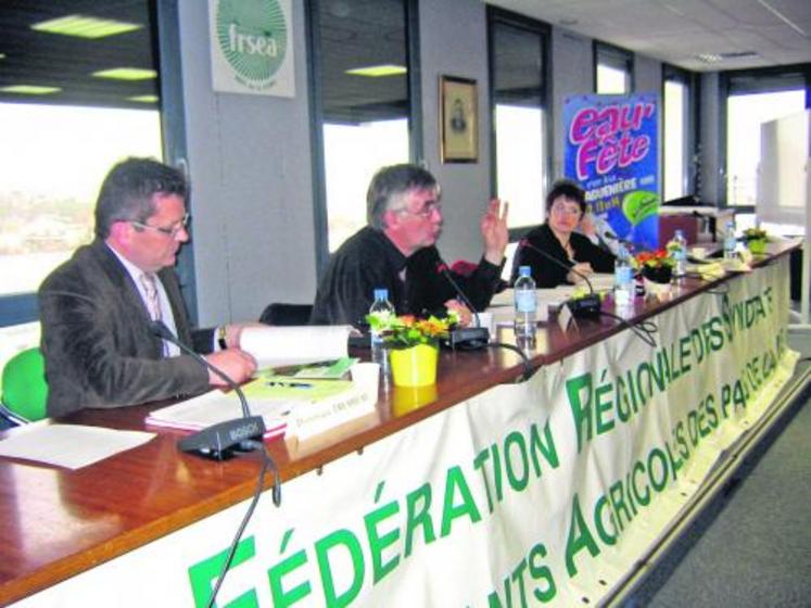 Hervé Guyomard, à l’assemblée générale de la FRSEA.  « Quel est le problème à perdre des 
éleveurs en viande bovine ? » « Comment justifier le soutien en priorité des éleveurs ovins 
dans le cadre de l’article 69 ? ». Avec des questions parfois jugées provocantes, le directeur de recherche de l’Inra, qui parlait « en son nom », a suscité le débat dans la salle.