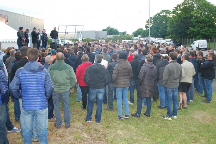 200 à 300 producteurs ont bloqué l'usine Entremont de Guingamp (22).