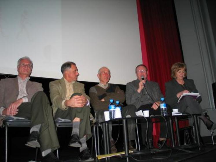 Gino Mousseau, président du Gal Layon-Saumurois, Bernard Belouard, président des coopératives de Thouarcé, Noël Ménard, agriculteur retraité sur la commune de Valanjou, Marcel Audiau, maire de Forges, Catherine Deroche, présidente des maires du Maine-et-Loire.