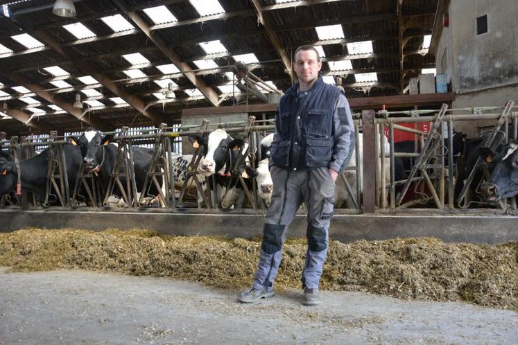 Ludovic Roncin est installé en Gaec avec ses parents et un salarié à temps partiel. La production principale ? Le lait. Avec 120 vaches laitières, le Gaec Roncin produit 1 150 000 litres de lait sur 150 ha, dont 250 000 litres valorisés par des veaux de boucherie.