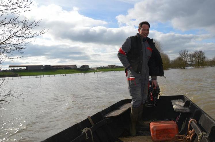 Damien Epoudry, éleveur à Liré, prend sa barque tous les jours pour sortir de sa ferme.