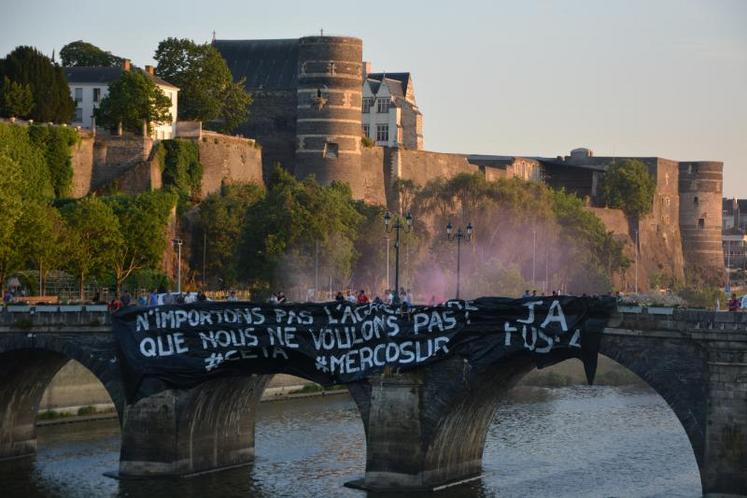 à l’appel de la FDSEA et des JA49, les agriculteurs ont occupé le pont de Verdun à Angers le 3 juillet. Face au Château, ils ont déployé une bâche de 30 mètres de long sur 5 mètres de large afin d’alerter sur les conséquences désastreuses sur l’agriculture française des accords du Ceta et du Mercosur.