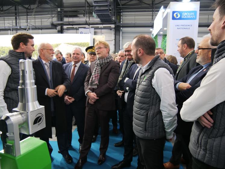 Le ministre de l'Agriculture Marc Fesneau sur le stand d'Aisprid, entreprise malouine primée d'un Sival d'Or pour son robot d'effeuillage des tomates.