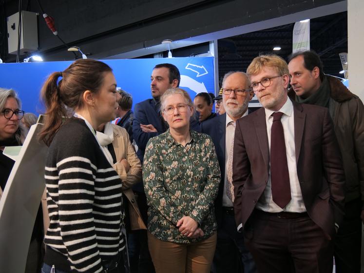 Marc Fesneau a fait un passage dans le village du biocontrôle aux côtés de Céline Barthet, directrice d'IBMA France (association des entreprises de produits de biocontrôle).