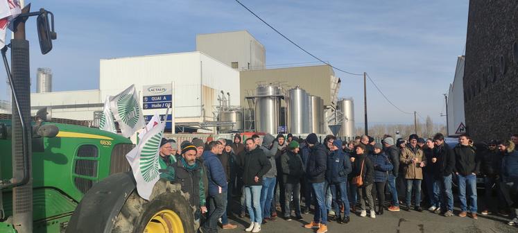 Blocage site Lactalis de Saint-Florent le Viel par la FDSEA et JA 49 le 18 janvier 2024.