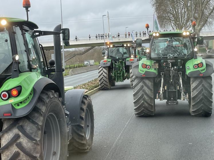 Tout au long du parcours, les citoyens applaudissent le convoi.