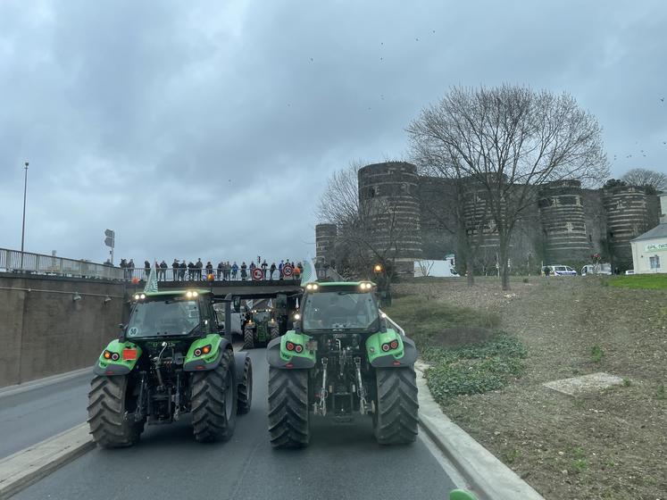 Tout au long du parcours, les citoyens applaudissent le cortège.