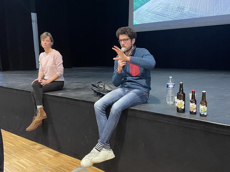 Raphaël Lefebvre, de la fondation Earthworm et Anne Trombini, directrice générale de PADV (Pour une agriculture du vivant), lors de l'AG de Base.