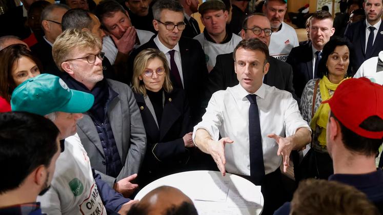 Emmanuel Macron a rencontré, au cours d'un échange improvisé, une trentaine de manifestants, agriculteurs et représentants des organisations syndicales.