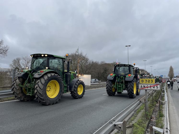 Les tracteurs quittent Angers.