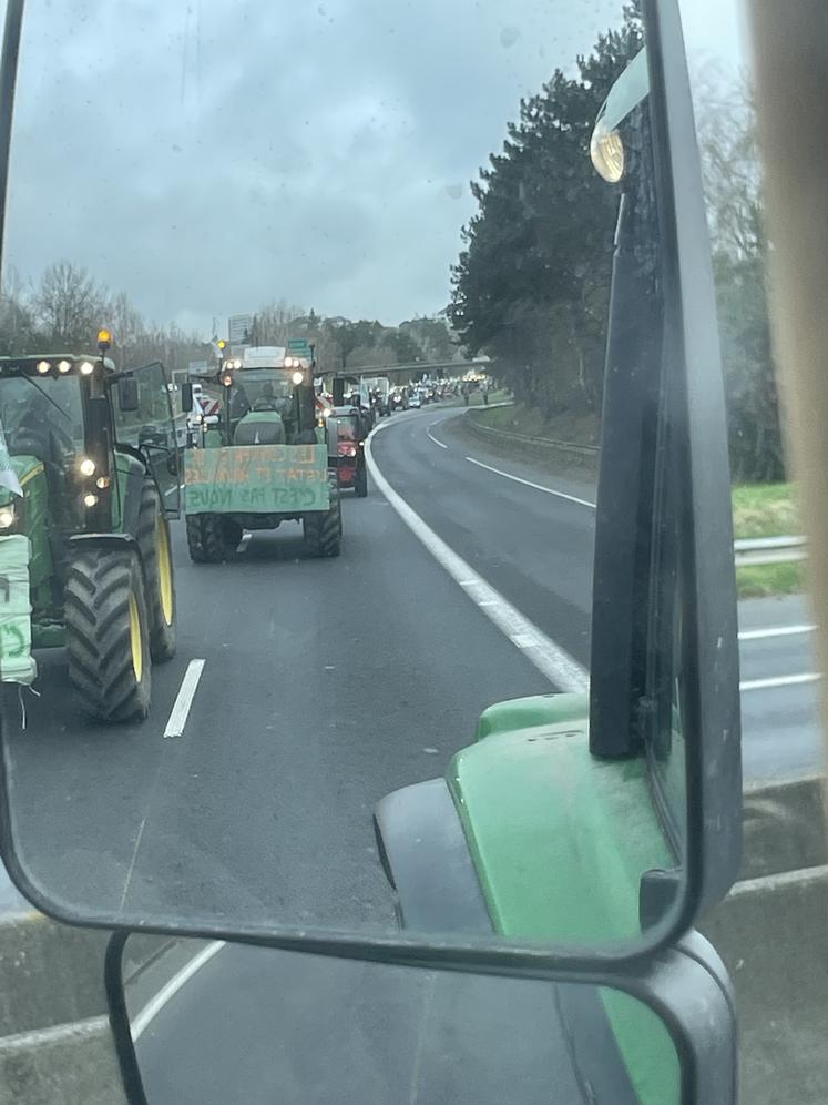 Dans le rétro, le convoi de tracteurs est impressionnant.