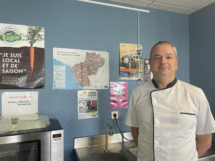 Jérôme Gauffreteau met en avant les fournisseurs locaux de produit dans la salle de restauration. Il sert tous les jours de la viande et un plat végétarien.